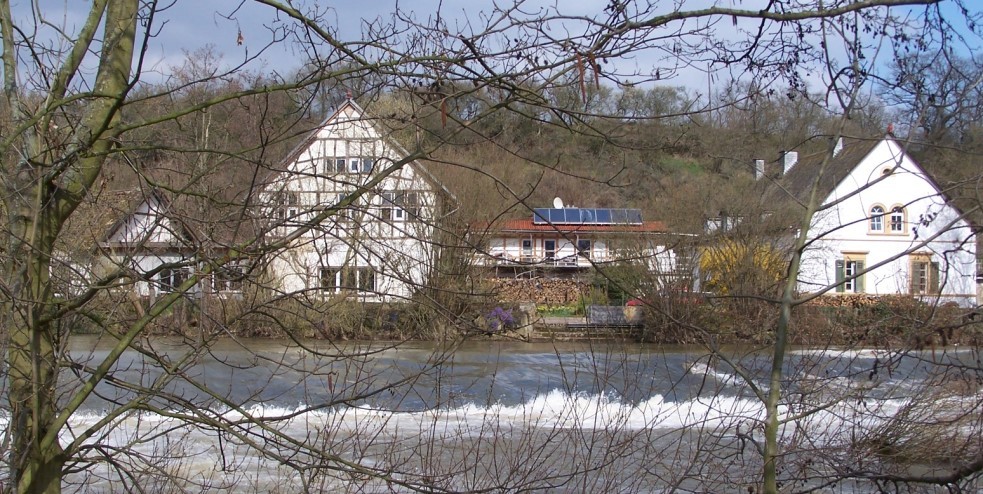 Blick auf die Scheune vom Wehr aus